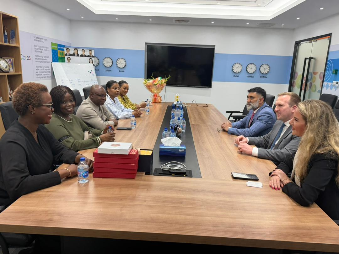 En marge du salon ITB China 2026, qui se tient du 26 au 28 mai en Chine, une importante délégation du Ministère du Tourisme et des Loisirs de Côte d’Ivoire, conduite par Dr Klo FAGAMA, Directeur Général de l’industrie Touristique et Hôtelière, a tenu ce lundi 25 mai une séance de travail stratégique avec les représentants de VFS GLOBAL.