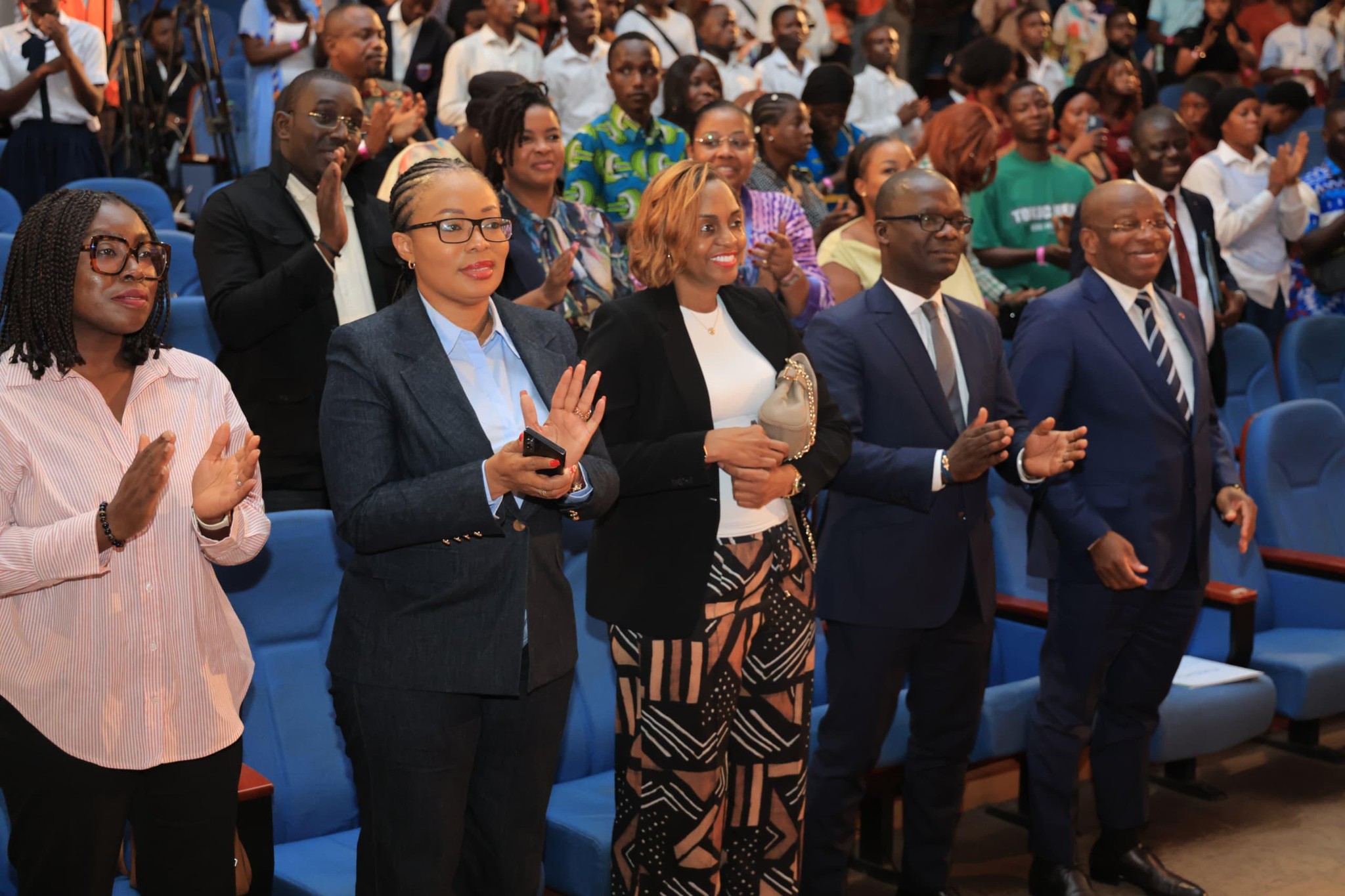 Le jeudi 21 mai, au Palais de la Culture de Treichville, dans le cadre de la Foire Nationale de l'Emploi et du Recrutement, le Ministre du Tourisme et des Loisirs, Siandou Fofana, accompagné de plusieurs membres de son cabinet, a pris part au panel consacré au thème : « Secteur du Tourisme et des Loisirs: quelles opportunités d'emploi pour les jeunes ?».